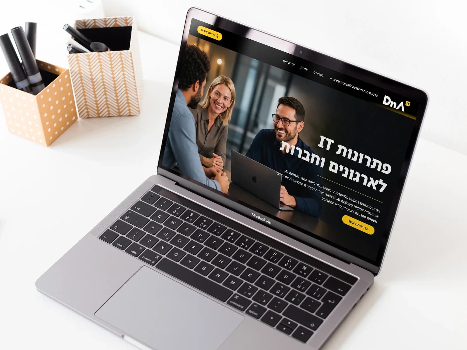 צילום מסך של עמוד הבית באתר תדמית של DnA IT, בתצוגת מחשב ולצידה בטלפון